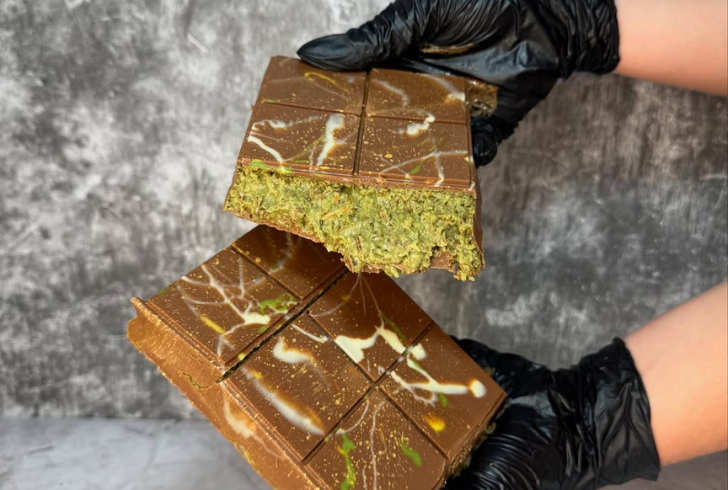 Chocolate bar with pistachio cream filling