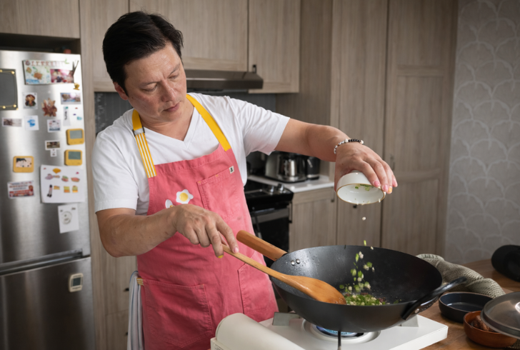 Kenji López-Alt in kitchen